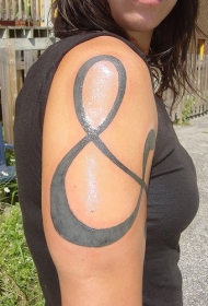大臂黑色的符号简约纹身图案