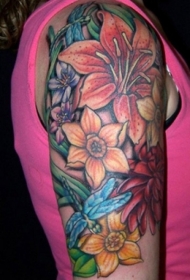 大臂鲜艳的热带花卉纹身图案