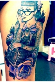 大腿写实的彩色美丽女人与旧相机纹身图案