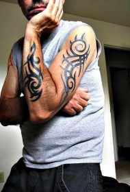 男性手臂两个部落图腾纹身图案
