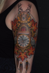 大臂漂亮的彩色时钟动物和枫叶纹身图案