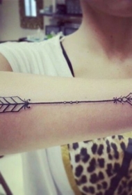 女孩手臂漂亮的印度箭头纹身图案