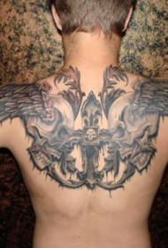 背部神秘设计的黑白骷髅与翅膀纹身图案