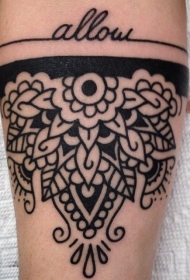 手臂黑色的花朵与线条字母纹身图案
