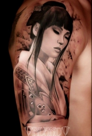 大臂黑白风格的女性和服纹身图案