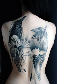 背部非常酷的黑白乌鸦花朵纹身图案