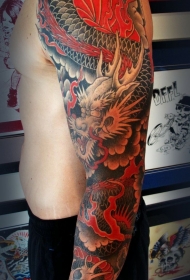 手臂日本风格的龙彩色纹身图案