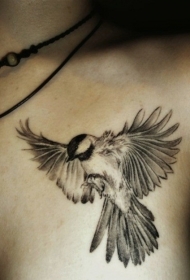 胸部小麻雀个性纹身图案