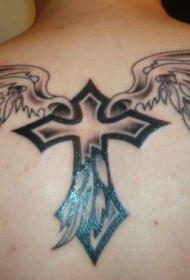 背部黑色的翅膀与十字架纹身图案