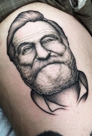 大腿雕刻风格微笑的老人纹身图案