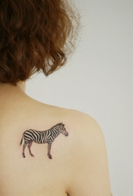 背部小可爱斑马纹身图案