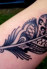 手臂上的黑白部落羽毛纹身图案