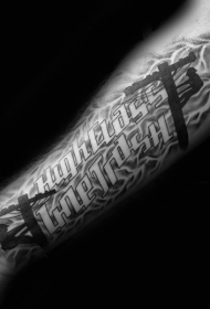 小臂现代风格黑色前锋主题字母与闪电纹身图案