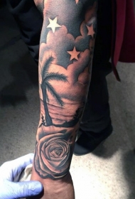 手臂美丽的手绘黑色棕榈树与夜空纹身图案