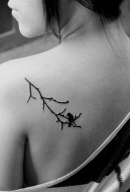 背部小鸟在树枝上纹身图案