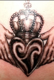 黑灰皇冠与心形和手纹身图案
