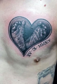 胸部可爱的纪念风格黑色心形与婴儿脚印纹身图案