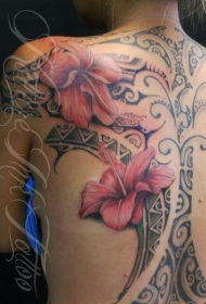 背部美丽的红色芙蓉花和图腾纹身图案