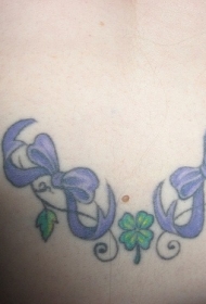 腰部紫色蝴蝶结与四叶草藤蔓纹身图案