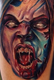 手臂可怕的彩色血腥邪恶怪物脸纹身图案
