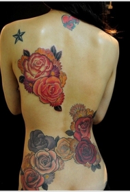 美丽多彩的各种花卉背部纹身图案
