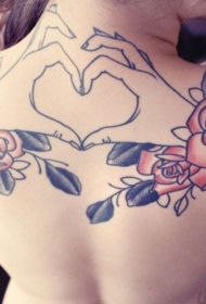 有背部彩色的花卉与心形的手纹身图案