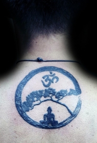 背部黑色的圆形状亚洲标志纹身图案