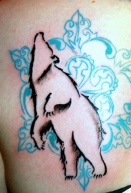 背部北极熊剪影和蓝色雪花纹身图案