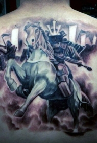 背部很酷的大武士骑马纹身图案