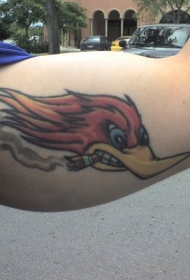 大臂内侧卷烟的鸟头彩色纹身图案