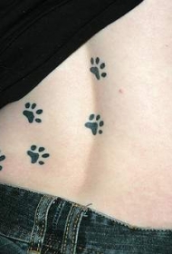 背部黑色的猫爪印纹身图案