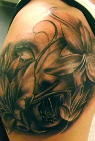 手臂上的恶魔脸和花朵纹身图案