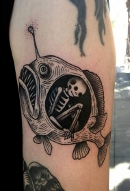 手臂可怕的黑色线条鱼与骷髅纹身图案