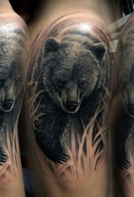 大臂精彩的熊纹身图案