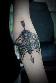 手臂人体骨骼和飞蛾箭臂组合纹身图案