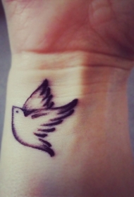 女士手腕上的小鸟纹身图案