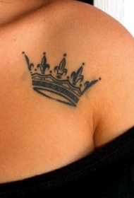 肩部美丽的黑色皇冠纹身图案
