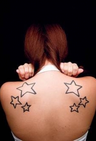 女生背部黑色线条星星纹身图案