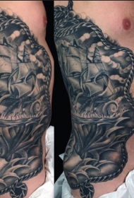 侧肋描绘黑白帆船与鱿鱼纹身图案