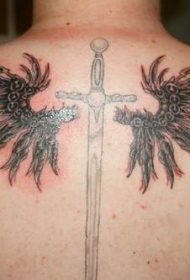 背部黑色的翅膀和刀剑纹身图案