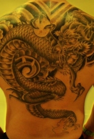 背部精彩的龙和水晶球纹身图案