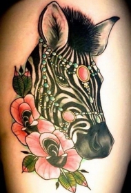美丽多彩的斑马头与粉红色花朵纹身图案