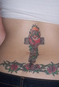 腰部十字架与玫瑰圣心纹身图案