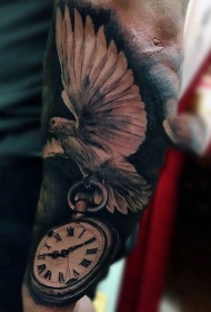 非常逼真的黑白鸽子与破碎时钟手臂纹身图案