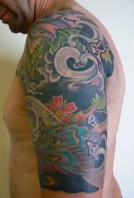 大臂蓝色的亚洲龙纹身图案