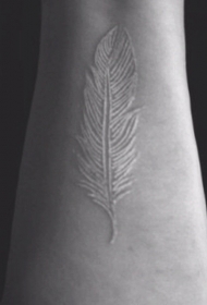 美丽的白色羽毛手腕纹身图案