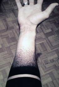 手臂简单个性黑色的点刺手环纹身图案