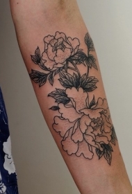 手臂美丽的黑白玫瑰花纹身图案