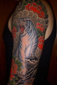 大臂彩色牡丹花和白虎纹身图案