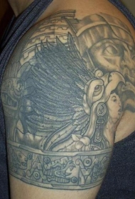肩部阿兹特克部落萨满与鹰羽毛纹身图案